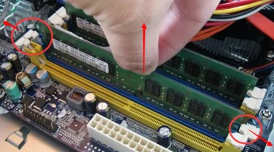 a-內(nèi)存條拔出來(lái)擦拭