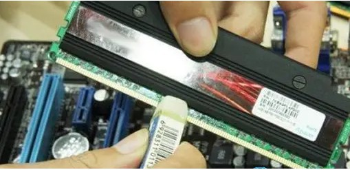 d- 用橡皮擦擦拭內存條金手指