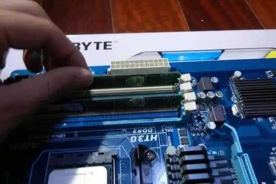 d-內存條灰塵過多，接觸不良