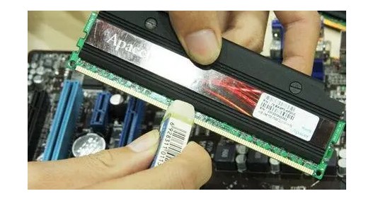 d- 清理一下內存條的金手指